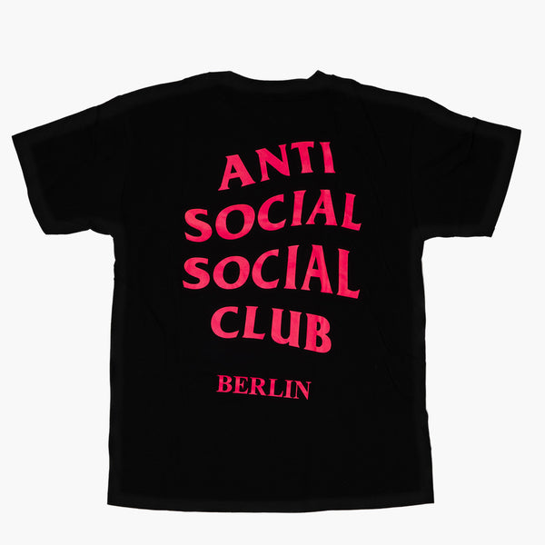 Anti Social Social Club Kkoch Tee Pink Berlin Tee Black Rückseite
