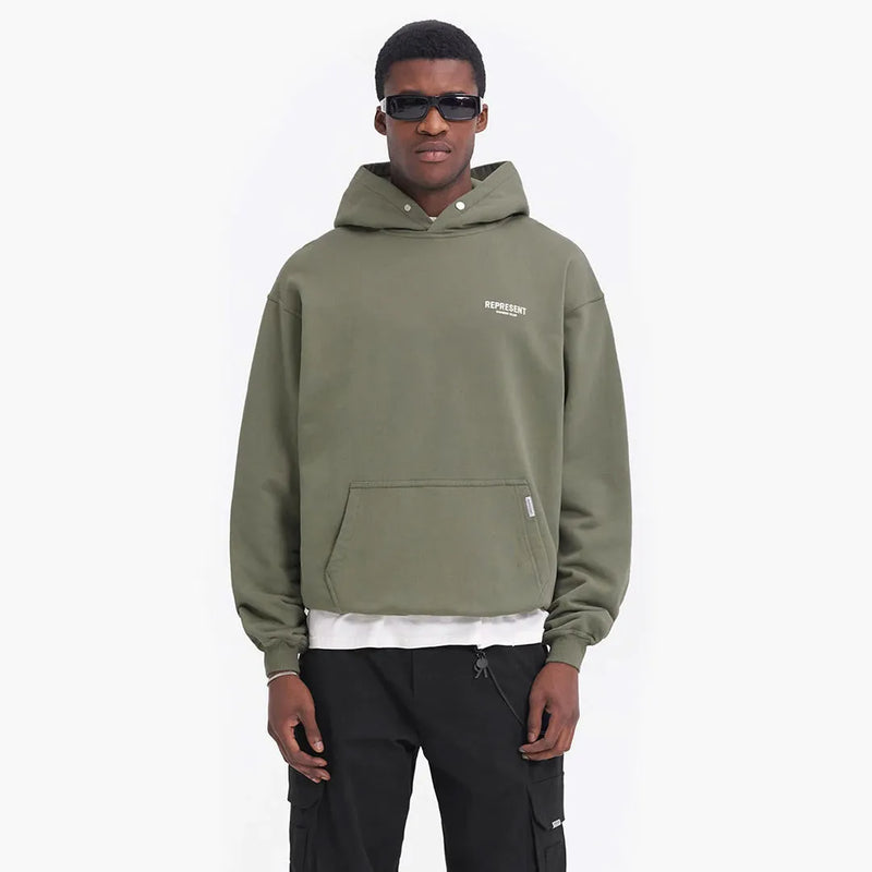 Represent Owners Club Hoodie Olive Modell